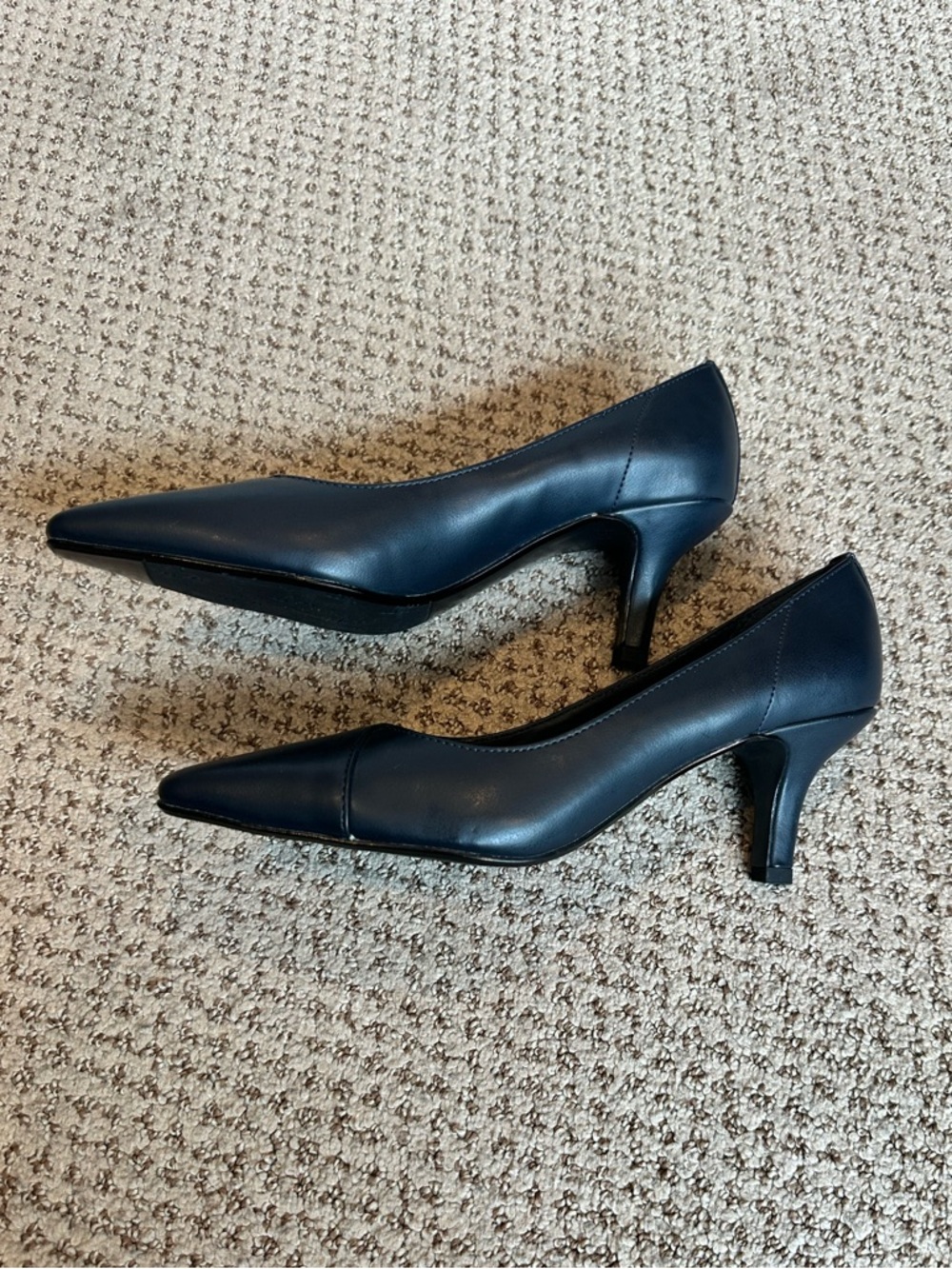 Brand New! Easy Spirit Navy 2 inch heels. Size 5 - Picture 3 of 8